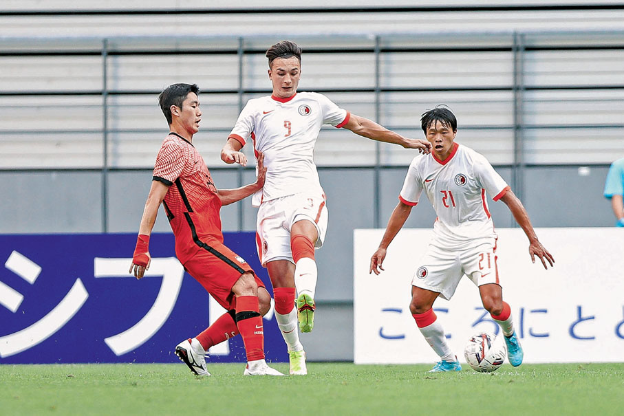 ◆ 茹子楠（右）及安永佳（中）合作搗亂韓國防線。 足總圖片