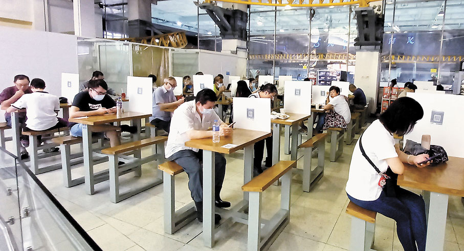 ◆西九龍中心食肆區內有市民嘆冷氣。 香港文匯報記者 攝