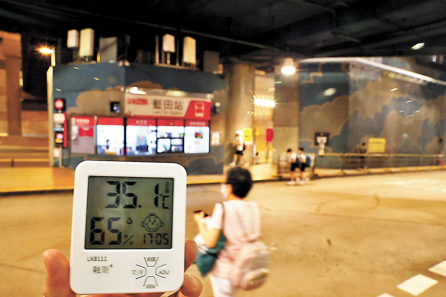 ◆記者所持的溫度計顯示站內氣溫高達35.1度。 香港文匯報記者  攝