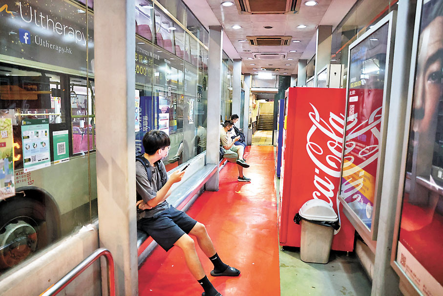 ◆藍田公共運輸交匯處設有冷氣室，但與部分巴士站相距較遠。 香港文匯報記者  攝