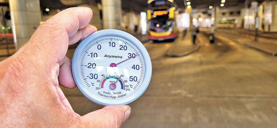 ◆在又一城交匯處氣溫達31度。   香港文匯報記者  攝