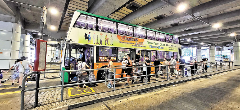 ◆又一城公共運輸交匯處站內未有設置冷氣室。  香港文匯報記者  攝