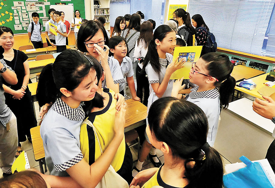 ◆ 升中派位結果今日出爐。圖為昔日學生回校領取結果情況。 資料圖片