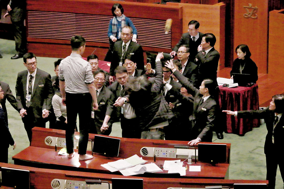 ◆社民連過去多年屢屢在議會製造暴力，令立法會亂象叢生。圖為梁國雄等攬炒派在2016年的財委會上鬧事。 資料圖片
