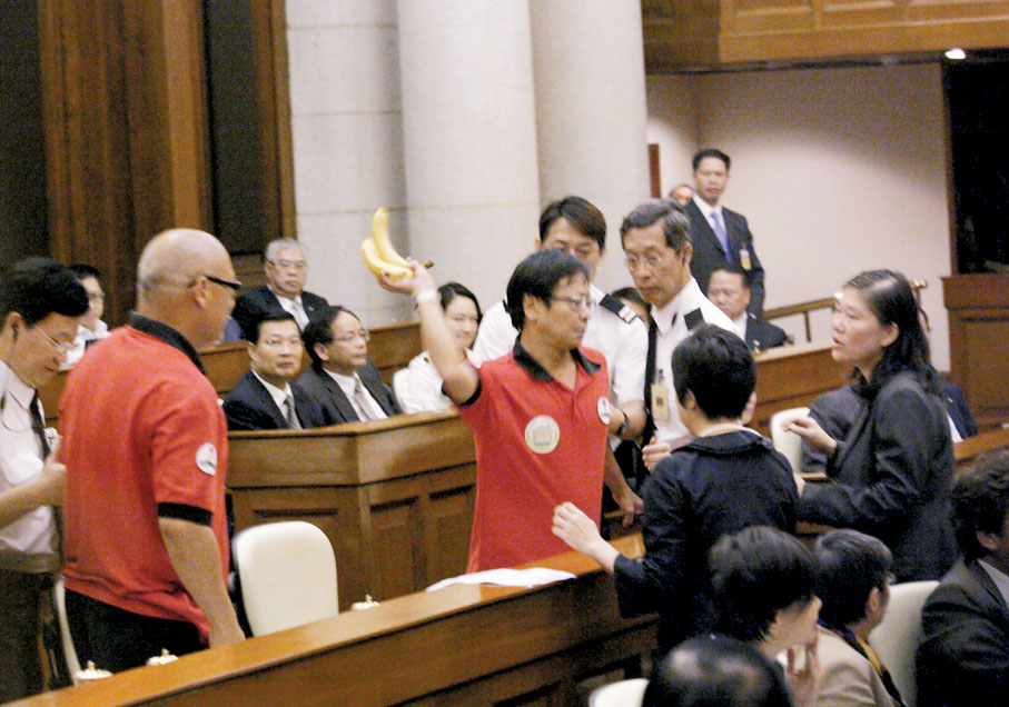 ◆2008年10月15日，社民連創黨主席黃毓民於時任行政長官曾蔭權在立法會宣讀施政報告時擲蕉。 資料圖片