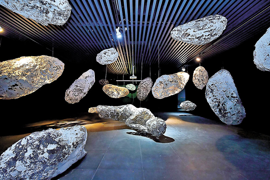 ◆觀眾與作品《靜默》零距離接觸。