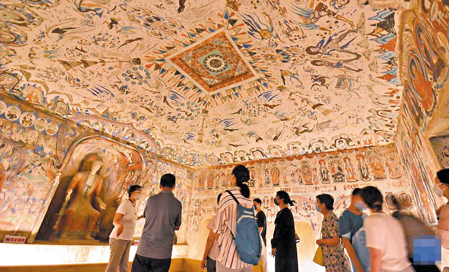 ◆觀眾參觀用數字技術複製的等比例敦煌第285窟。