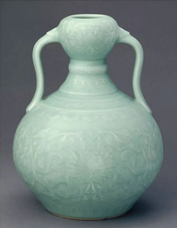 ◆雍正  粉青釉凸花如意耳蒜頭瓶，故宮博物院藏。
