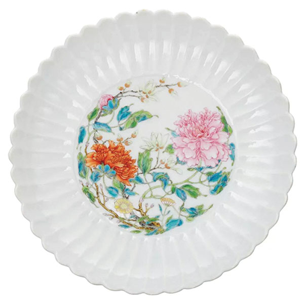 ◆雍正 粉彩「玉堂富貴」圖菊瓣盤，香江雅集展。