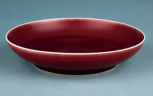 ◆雍正 霽紅釉盤，大英博物館藏。