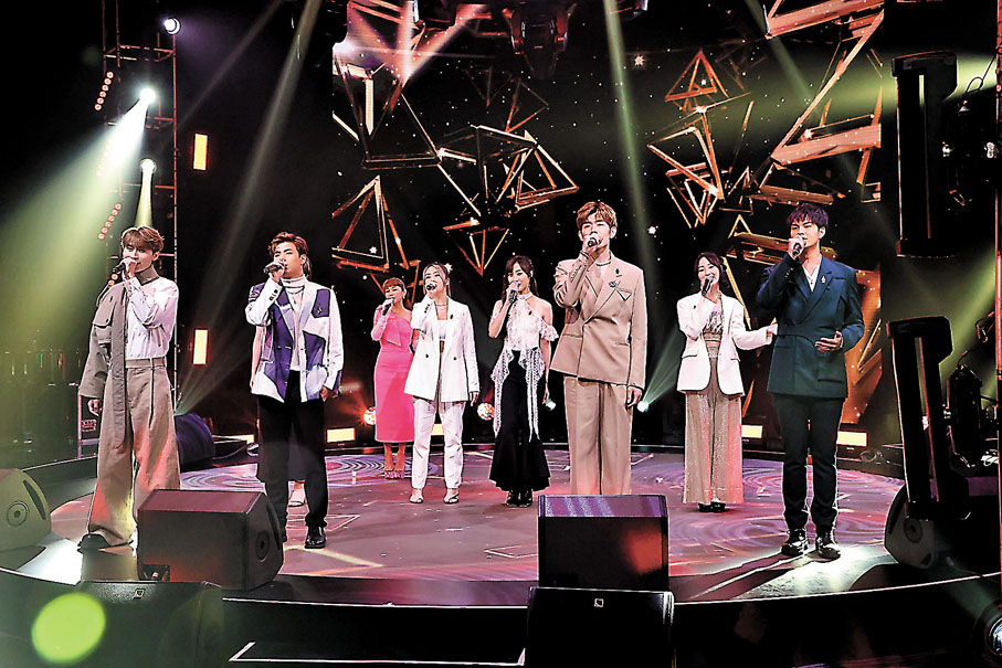 ◆ 一班新秀在金曲頒獎典禮上落力演出。