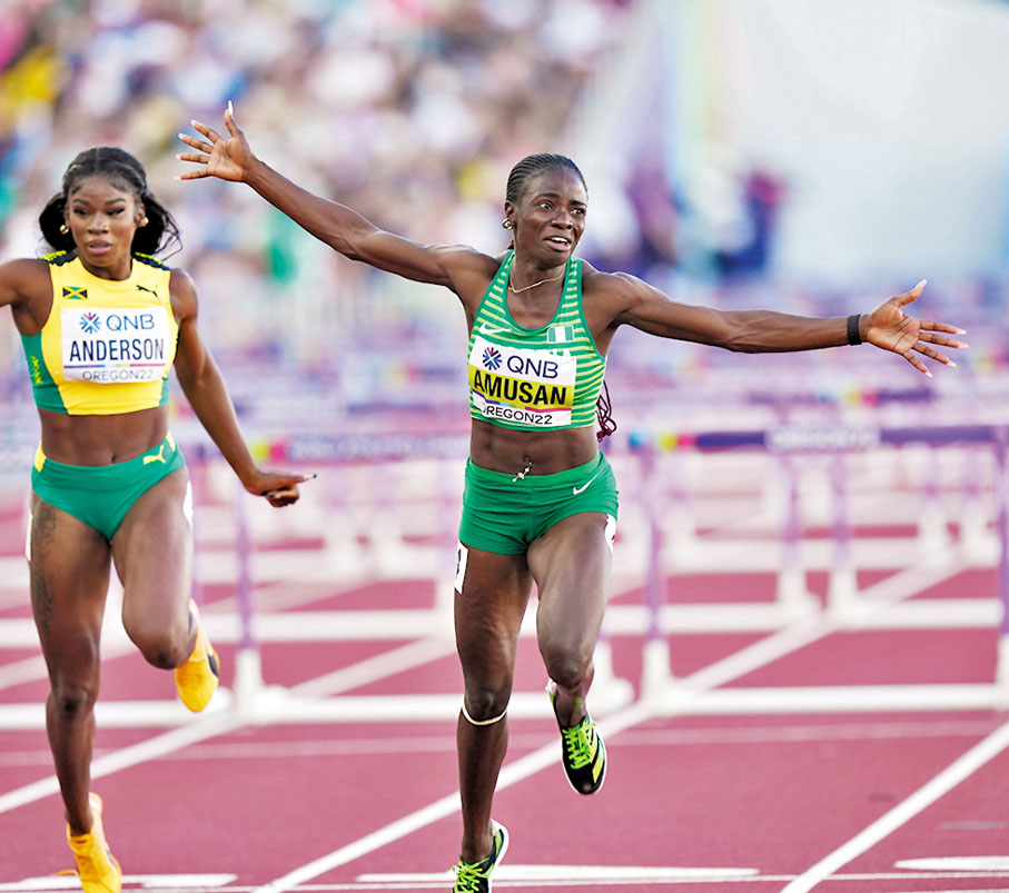 ◆ 阿姆桑（Tobi Amusan）(右)慶祝歷史時刻。  新華社