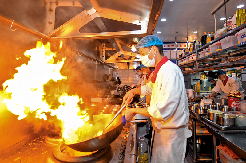 ◆中式廚師需要明火炒菜。 資料圖片