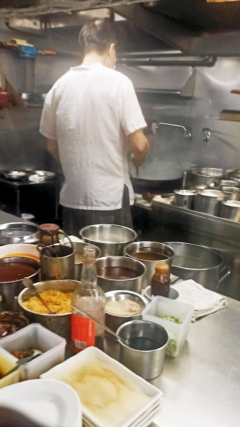 ◆六十多歲的大翔在焗熱環境下工作。 受訪者提供