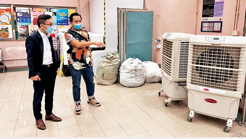 ◆石硤尾社區會堂昨日加裝兩部冷風機。