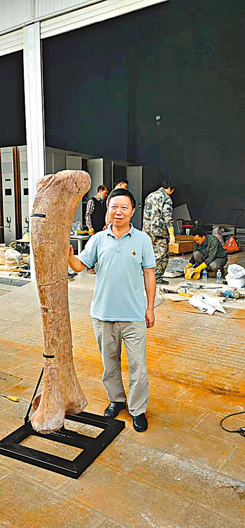 ◆王濤與剛出土的恐龍化石合影。 受訪者供圖