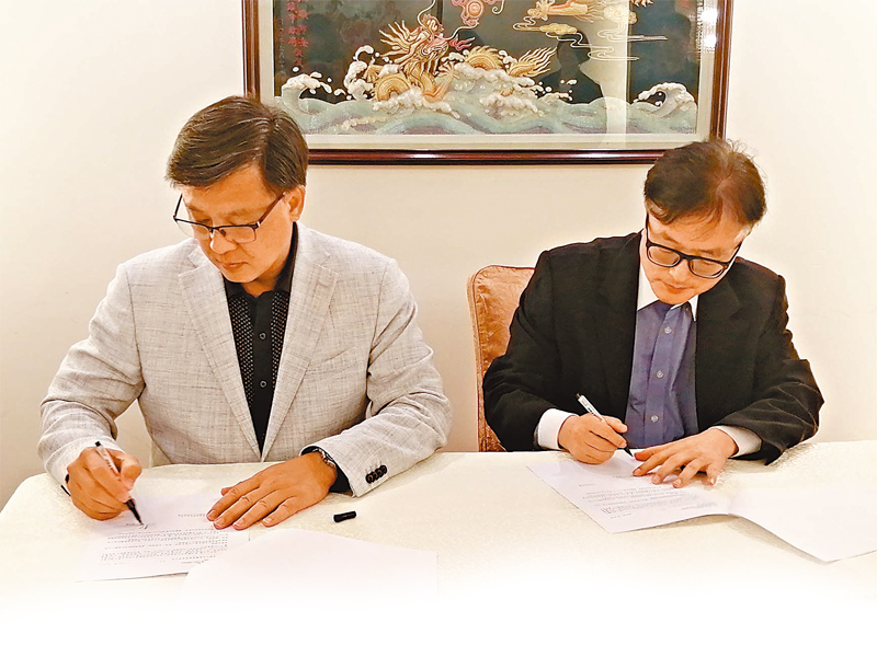 ◆中山寰宇航天生態農業產業公司主席蕭成財（右）與何君堯律師簽約。