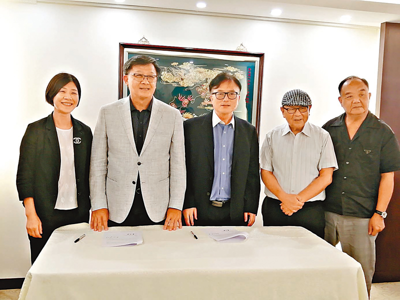 ◆ 何君堯與蕭成財（中）在中國法律服務（香港）有限公司高級專員鄒曉榮（左一）、藍鴻震（右二）及卓越香港文化主席徐仁昌的見證下簽約 。