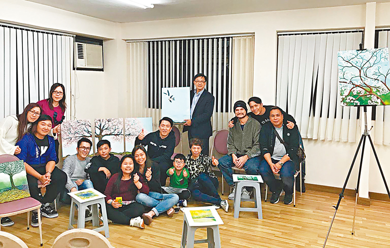 ◆藝術家Michael（右三）在何君堯的支持下舉辦繪畫分享活動。受訪者供圖
