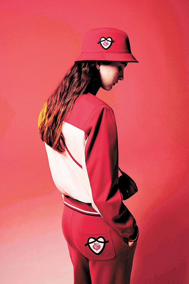 ◆心形圖案的中間放上品牌徽章圖案