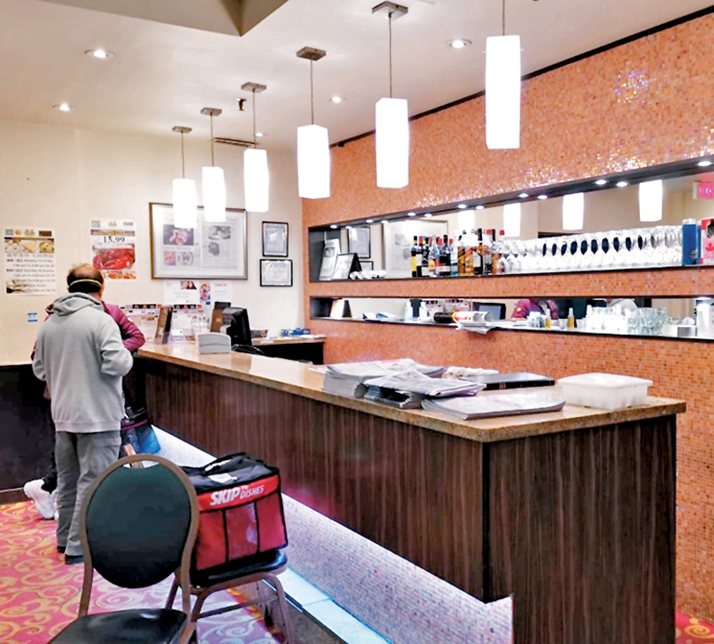 ◆ 多倫多中式食肆通常在樓面擺放報章，供顧客購買。     成小智  攝