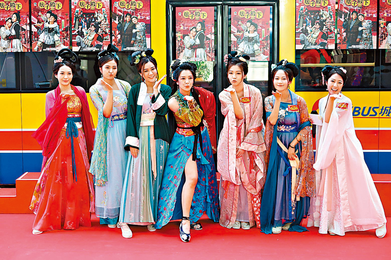 ◆ 一眾女藝人古裝扮相出席宣傳，並大送飛吻。