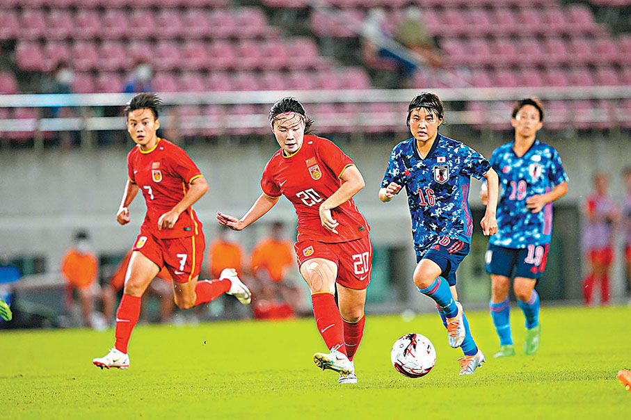 ◆肖裕儀（左二）在比賽中帶球進攻。  新華社