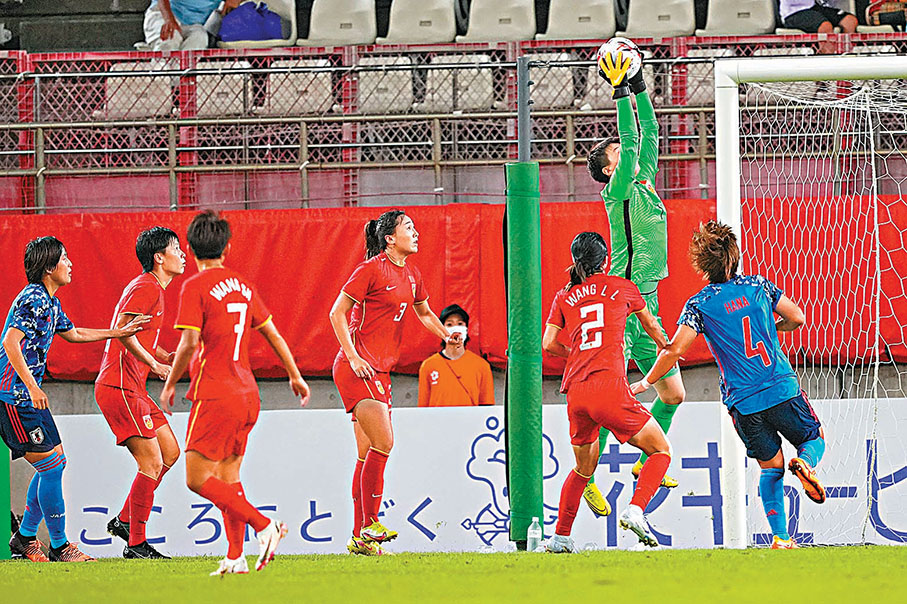 ◆守門員朱鈺（右上）在比賽中救球。  新華社