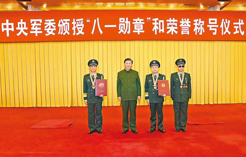 ◆習近平同獲得「八一勳章」的同志集體合影。新華社