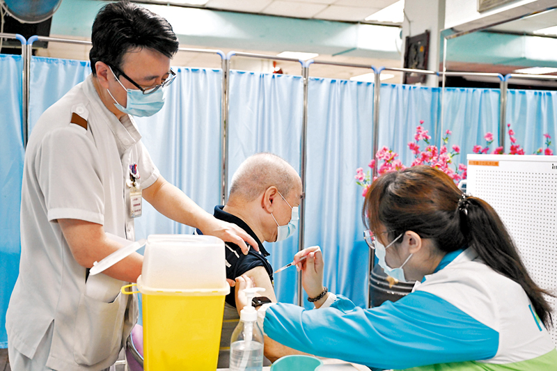 ◆ 衞生防護中心呼籲長者、有長期病患等高風險人士盡早打齊疫苗。圖為早前踴躍接種疫苗的長者。 資料圖片