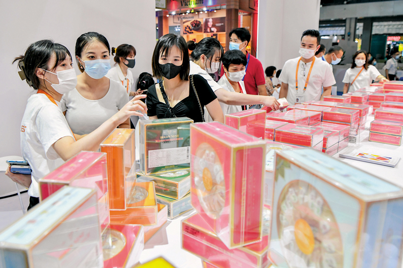 ◆正在海口舉行的第二屆「中國國際消費品博覽會」吸引了澳洲、韓國、日本、新加坡、泰國、印尼、馬來西亞、越南、新西蘭等諸多RCEP成員國相關企業的積極參展。圖為參觀者在一家印尼燕窩企業展台了解商品。 中新社