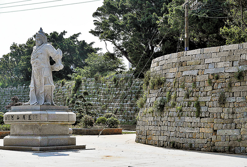 ◆ 戚繼光在義烏募兵抗倭。圖為明代三大抗倭古城福建莆禧古城，城牆前為戚繼光像。資料圖片