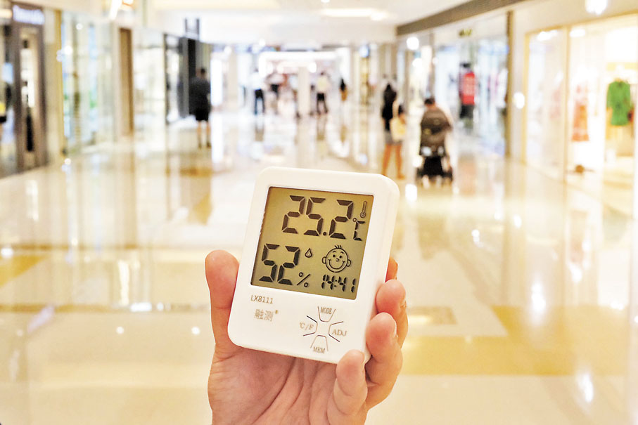◆巿民在酷熱天氣下到商場嘆冷氣「避暑」。商場與戶外溫差達12度。 香港文匯報記者  攝