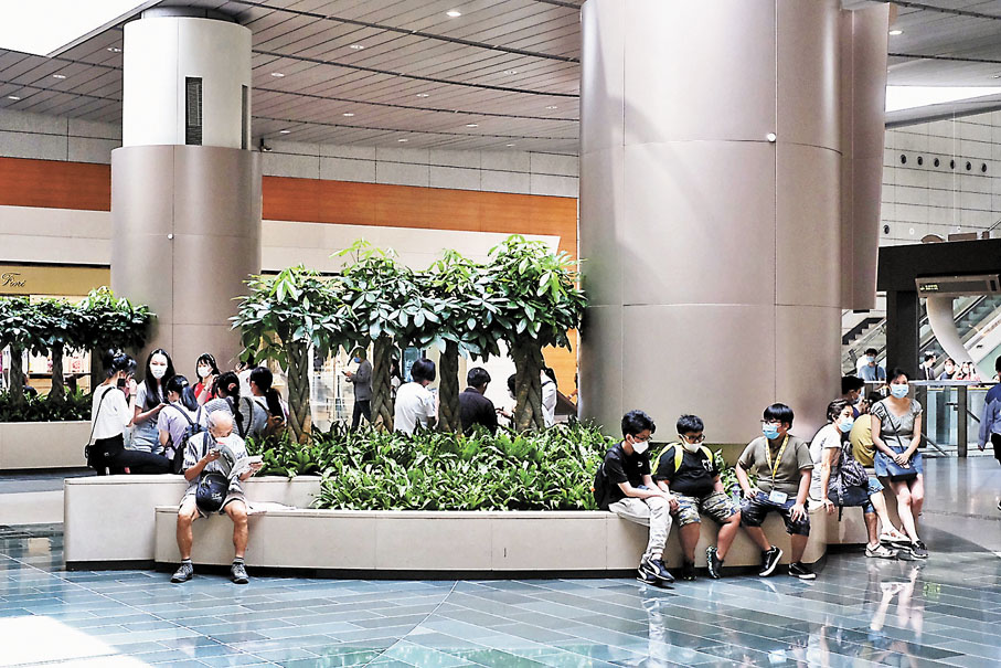 ◆不少市民一家大細入商場涼冷氣。香港文匯報記者  攝