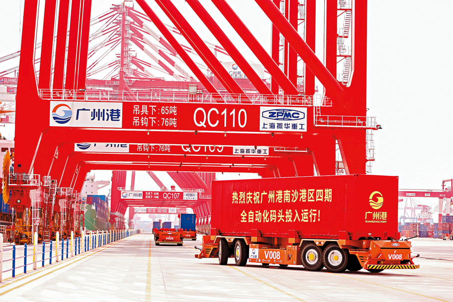 ◆廣州港南沙港區四期全自動化碼頭28日正式投入運行，設計年通過能力490萬標櫃，成為全球首個「江海鐵多式聯運」全自動化碼頭。圖為南沙港區四期全自動化碼頭在作業。香港文匯報記者方俊明  攝