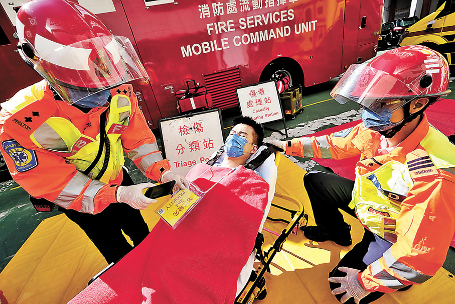 ◆救護人員只要用手機拍卡或掃描二維碼，有關資料就會經流動網絡上載系統的終端機。 香港文匯報記者  攝