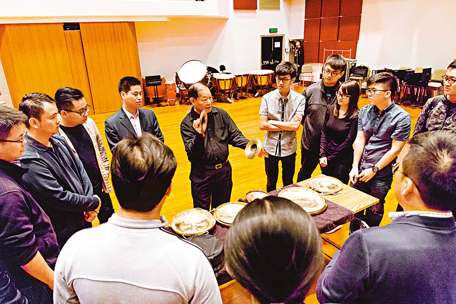 ◆閻學敏在中樂團大師班中給學生講解。香港中樂團供圖