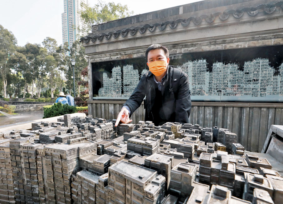 ◆ 作者在九龍寨城模型前講述當地歷史。 資料圖片