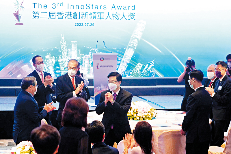 ◆ 李家超恭賀得獎者。香港文匯報記者  攝