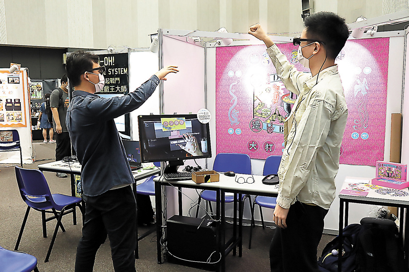 ◆學生正在玩《大打邊爐》MR遊戲。