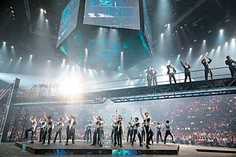 ◆  MIRROR12子首場在天橋上的表演已險象環生。