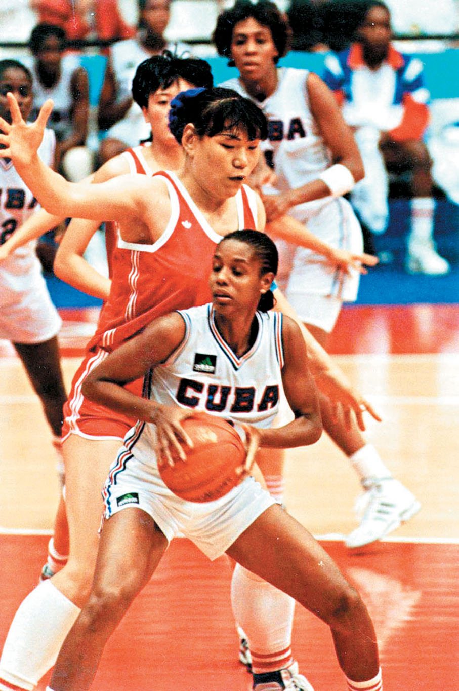 ◆中國女籃名宿鄭海霞（紅衫）入圍提名榜。 資料圖片