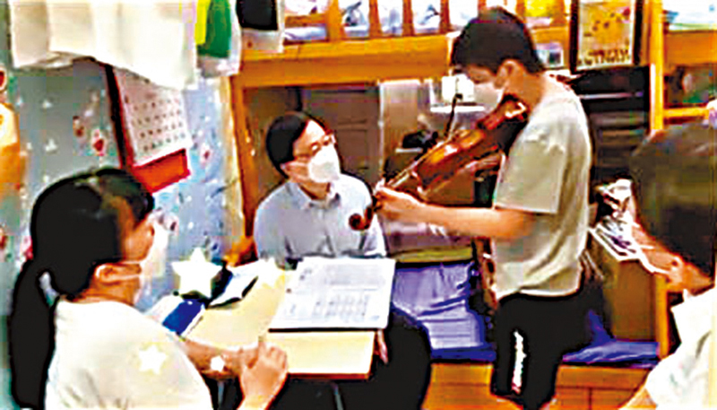 ◆李家超昨日分享李同學向他展示小提琴演奏的片段。網上截圖