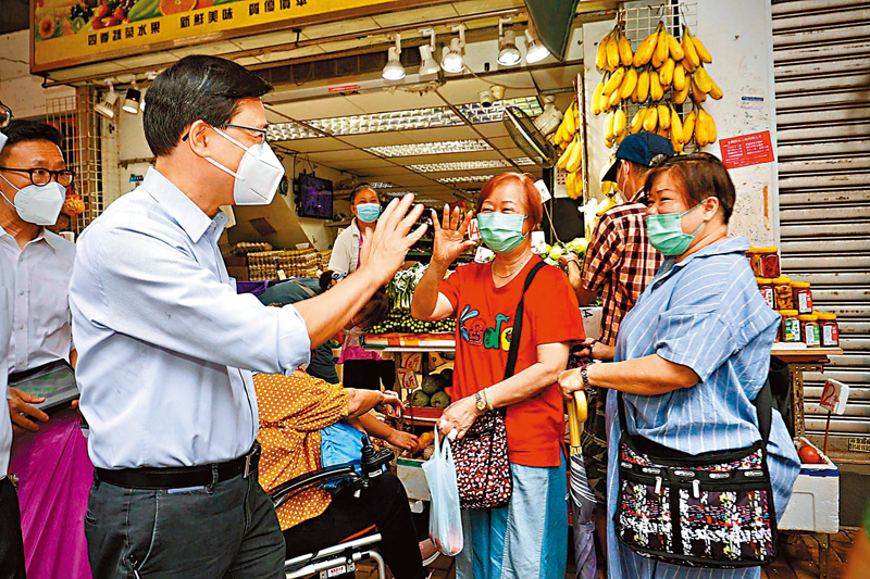 ◆李家超沿途向街坊揮手致意。 李家超Fb圖片