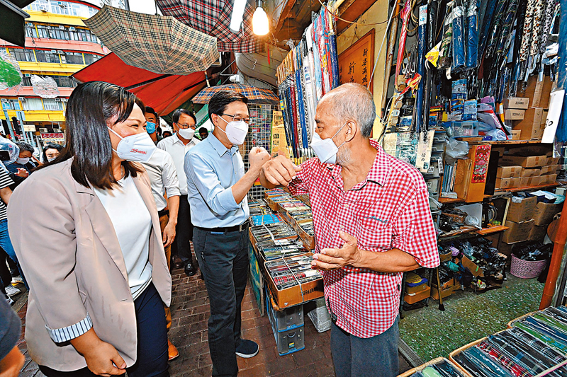 ◆李家超與邱耀威交流。