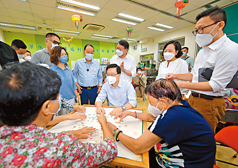 ◆李家超在社區中心與長者同樂。