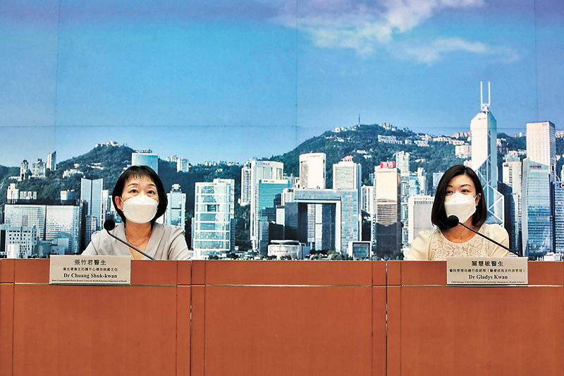 ◆張竹君（左）在疫情簡報會上表示，航海學校的群組與其他學校沒有分別，未見有特別的傳播情況。右為關慧敏醫生。 中通社