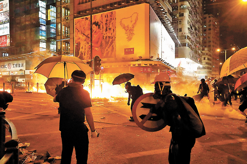 ◆案發當晚彌敦道、佐敦道交界，裕華國貨對出，爆發激烈攻防戰。 資料圖片