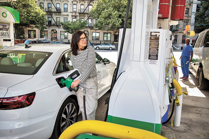 ◆美國燃油價格飆升，汽油平均價一度首次升穿每加侖5美元水平。 資料圖片