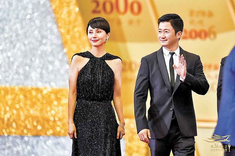 ◆ 袁泉（左）與吳京亮相紅地毯。主辦方供圖